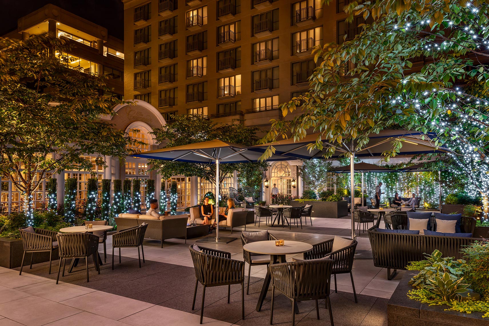 sm-006_Courtyard-Night-Lifestyle_Fairmont